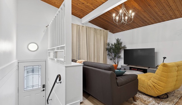 3BR | king bed | Roger’s place | Downtown | Expo Centre | Stadium