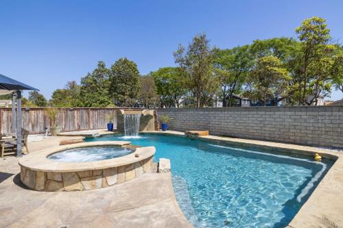 3BR Main House Poolside Dining Near Beaches
