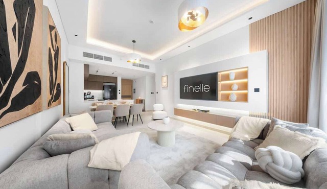 3BR Oasis nr Circle Mall | Sauna, Gym & Pool
