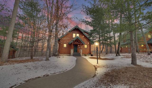 3BR Private Mountain Cabin 823 | Sleeps 10 | Ski-in/out | Private Hot Tub