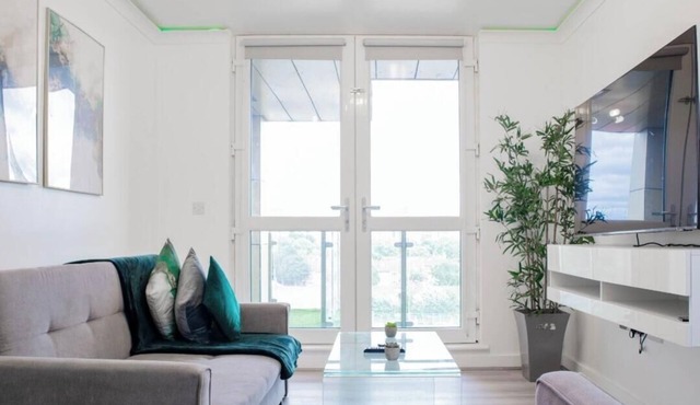 3BR Sleeps 8 - PS5+Pool+Balcony