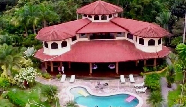 3BR, Spectacular Jungle Villa w Waterfalls & Toucans
