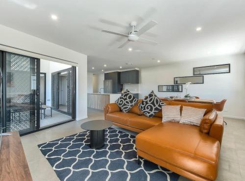 3BR Top Floor Apartment with Parking, EV friendly & Views Brisbane South