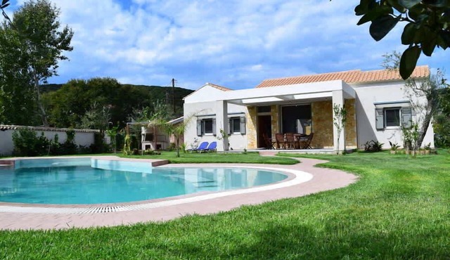 3BR Villa Private Pool & BBQ Daily Maid AC