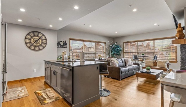 3F 1600sf Corner 3BR/2BA in heart of Canmore