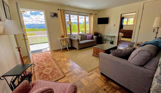 3L Cabin in picturesque Sugar Hill, breathtaking views, minutes from White Mountains attractions