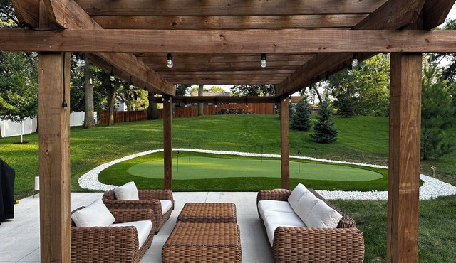 3M Open, Pristine newer home, 5 min from TPC, practice putting green, sleeps 6