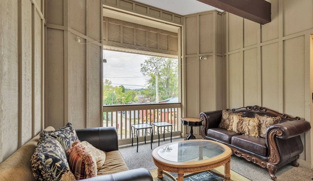 3rd Floor Back Side Penthouse Suite - 306 by Grand Wood Suites