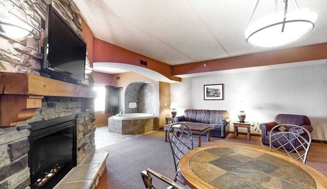 3rd-floor condo with elevator, jetted tub, full kitchen, & fireplace