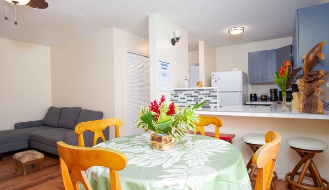 3rd-floor downtown Hilo condo with great location near the bay, W/D, cable, & AC