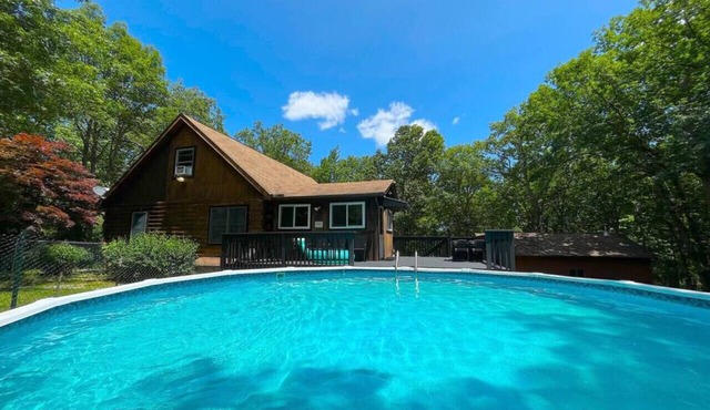 4 Acre Oasis: Heated Pool, Hot Tub & Gameroom
