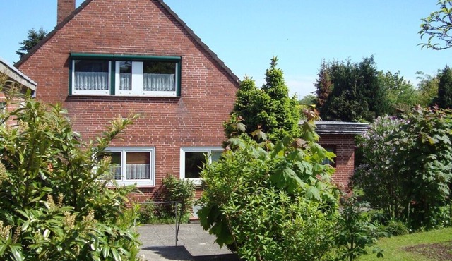 4 - * apartment, large garden and terrace with beach chair; quiet surroundings