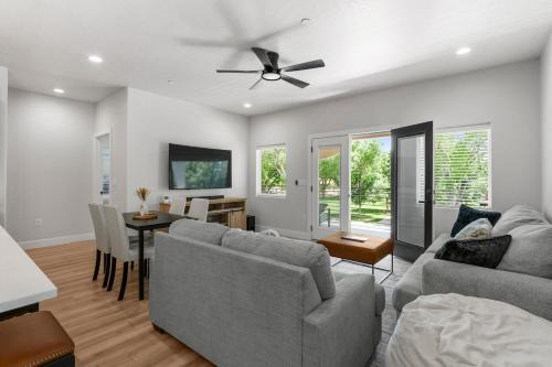 4- Balcony Loft Overlooking Park, Walkable, minutes to Zion