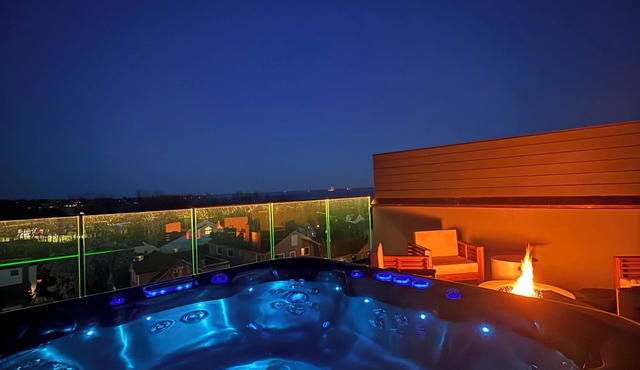 4-bd modern luxury water view townhome with hot tub close to beach
