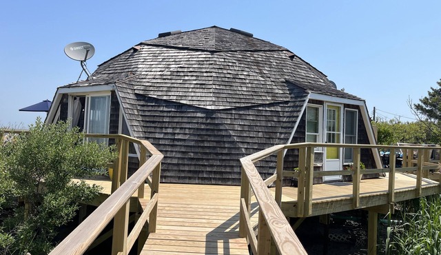 4 bdrm on large private beach. AC. Bayfront. Great view and gorgeous new deck!