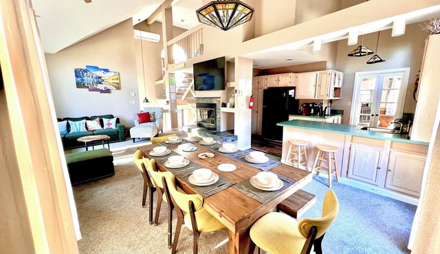 4-bdrm sleep 12 Lake Harmony.Lake/Beach/Pool/Walk to Slopes, Hot tub, Game Room