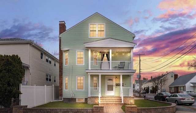 4 Bed 2 full Bath Sleeps 4-8 comfortably - Luxury Charm By the Charles