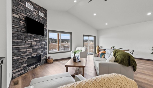 4 bed, 3 Bath, Hot tub, Convenient location, Wi-fi