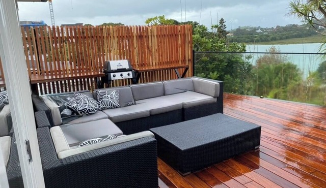 4 Bed home in Devonport views overlooking Ngataringa Bay. Spa, Firepit, Kayak.