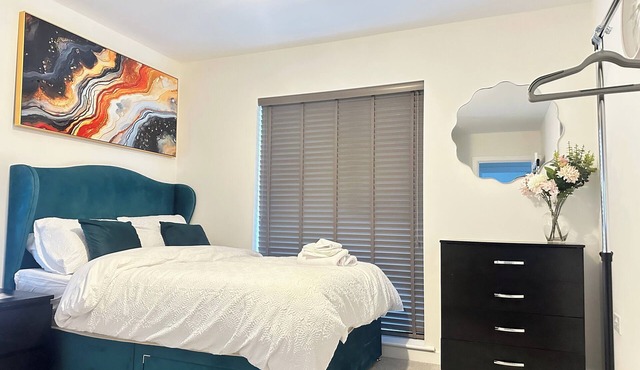 4 Bed House - Sleeps 7 - Pets - Parking - Wifi