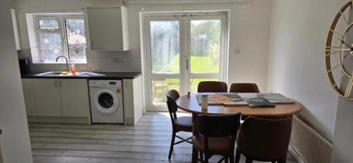 4 Bed House Sleeps 7 with Garden and Parking