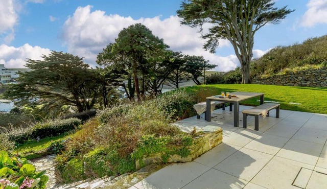 4 Bed in Mawgan Porth oc-d26830