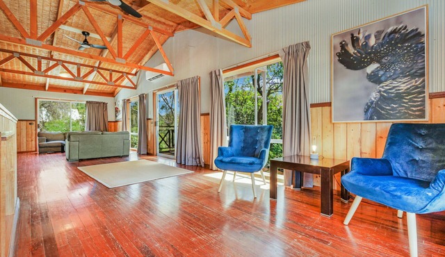 4 bed, Solar heated pool, bush outlook + only a 5 min walk to the CBD