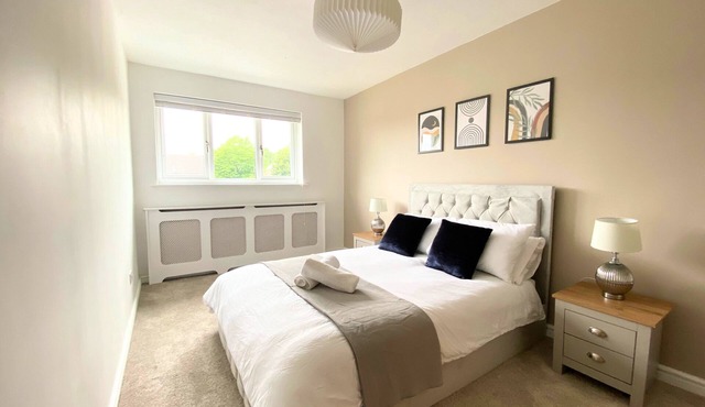 4 Bed Spacious House, Perfect for Families, Couples & Contractors