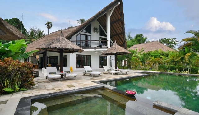 4 bed villa directly on the beach. swimming pool with yacuzi