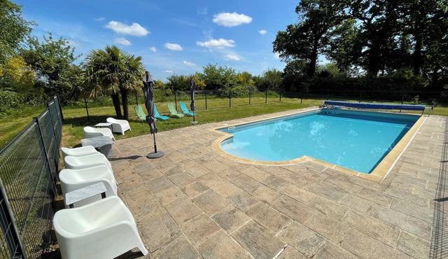 4 Bedroom Country House with heated pool, sleeps 10, pet friendly