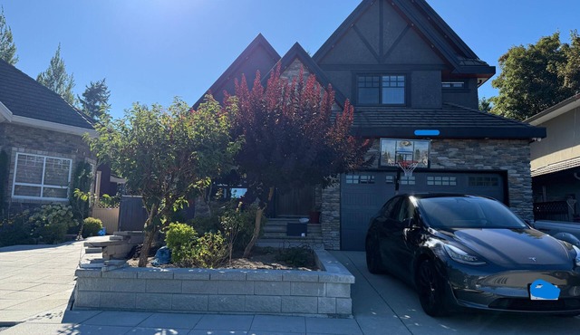 4 bedroom 2 kitchen 2 living rooms. Sleeps 12 people.