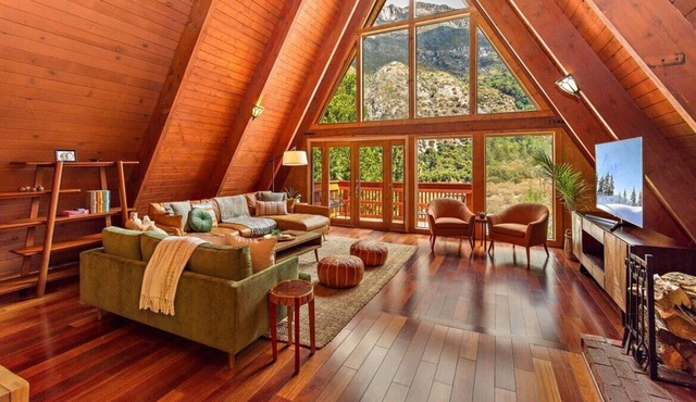 4 bedroom, 3 bath cabin with stunning views in Forest Falls