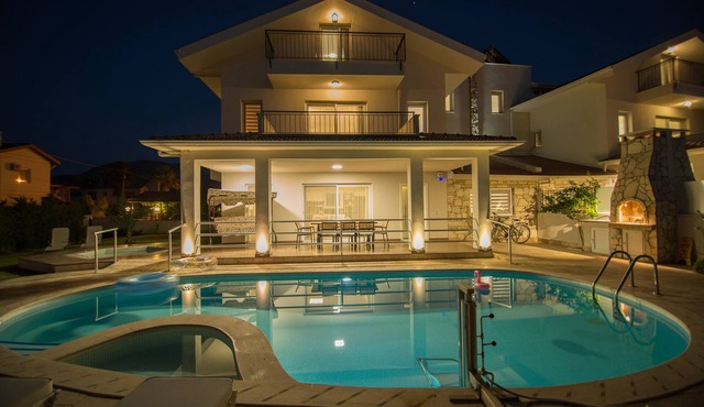 4 bedroom accessible villa with private pool, jacuzzi, garden and lift