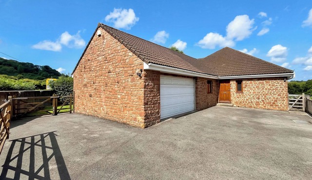 4 bedroom accommodation in Compton Martin, near Cheddar