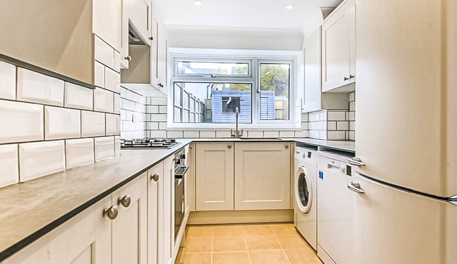 4 bedroom accommodation in East Grinstead