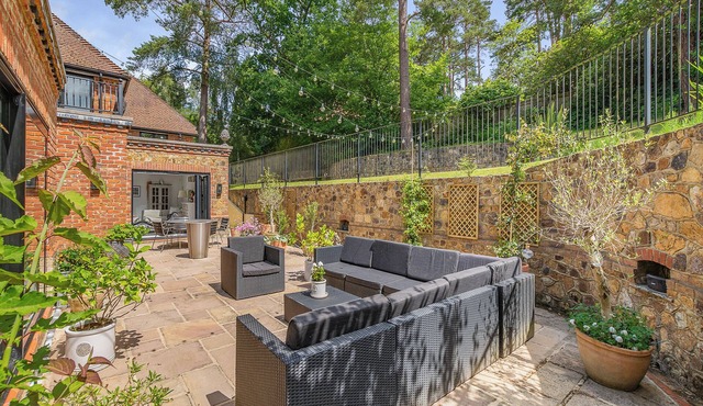 4 bedroom accommodation in Crowborough