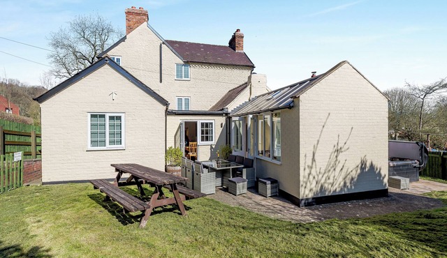 4 bedroom accommodation in Montgomery