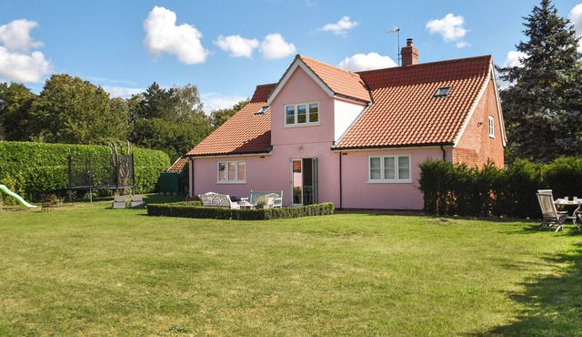 4 bedroom accommodation in Redgrave