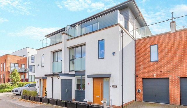 4 bedroom accommodation in Romford