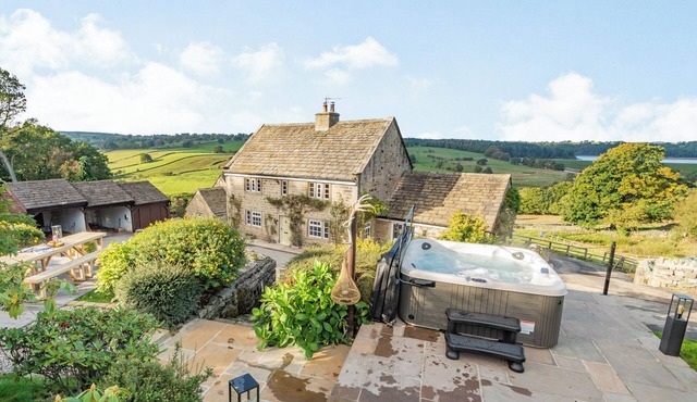 4 bedroom accommodation in Jack Hill, near Harrogate