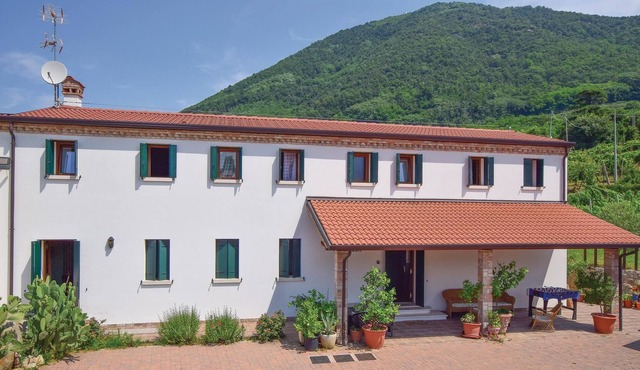 4 bedroom accommodation in Zovon