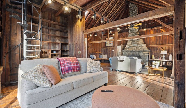 4-bedroom Barn house with WiFi, Fireplace, Firepit, BBQ Grill by hiking trails