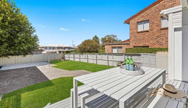 4 bedroom beach house 1 min from beach