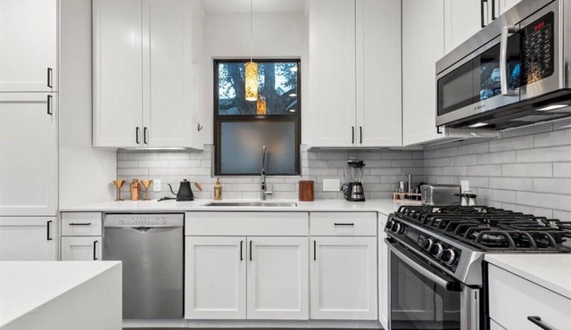 4 Bedroom-Downtown-Rooftop W/ Views & Walkable!