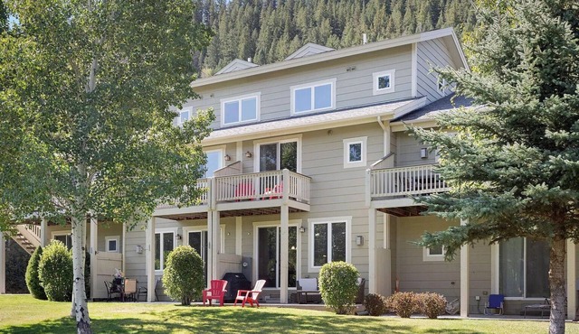 4 bedroom Eagle Vail townhome on golf course; minutes to Vail and Beaver Creek