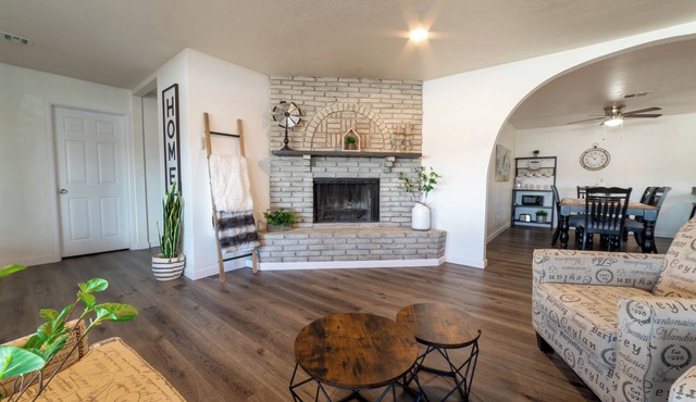 4-bedroom Farmhouse in perfect Bullhead City with AC