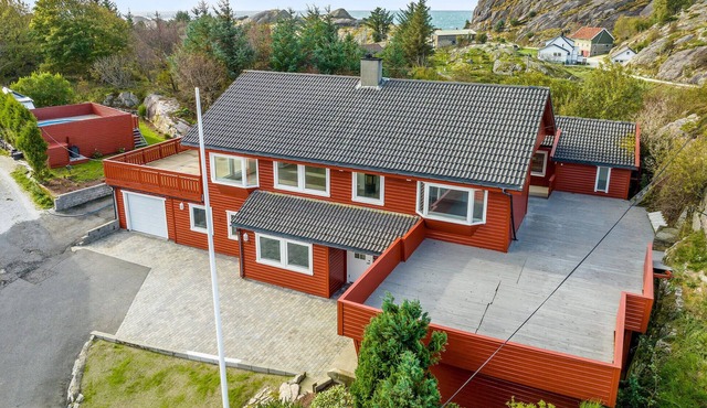 4 bedroom gorgeous apartment in Hellvik