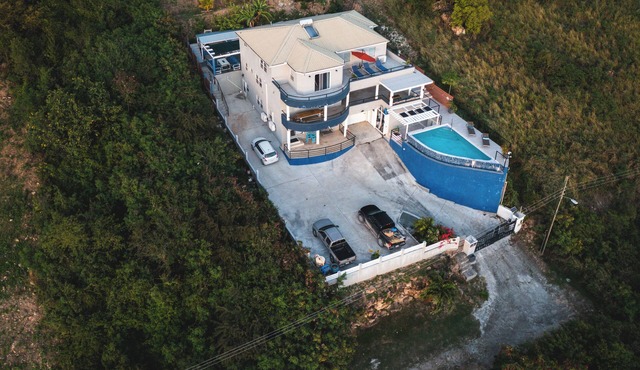 4 bedroom house in a serene section in hermitage with AC, WiFi & killer views