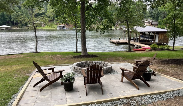 4 bedroom LAKE FRONT home on Lake Sinclair