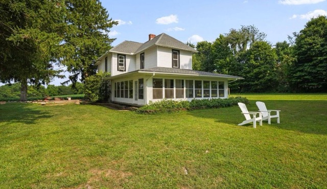 4 Bedroom, Peaceful Farmhouse Min to Hocking hills! Sleeps 10